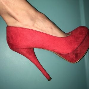 Modern red pumps! 👠